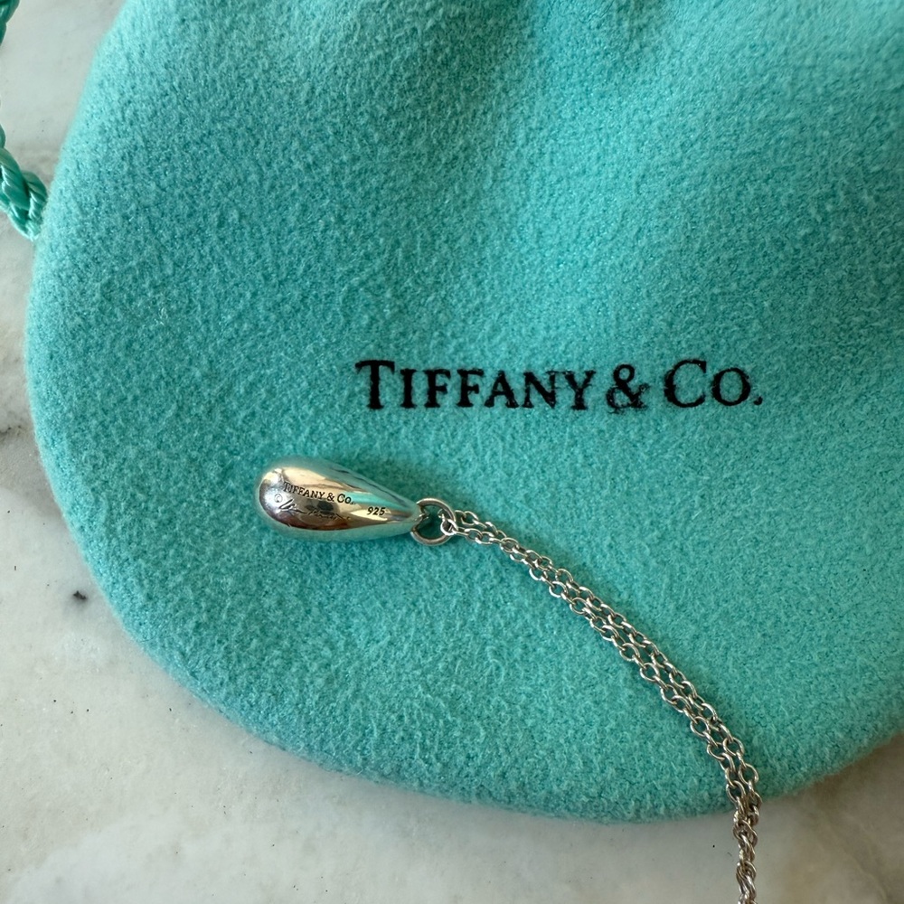 Tiffany & Co. Teardrop Silver pendant from Elsa Peretti collection.